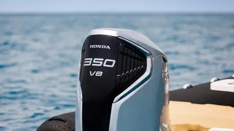 Detalle del motor fueraborda Honda BF350